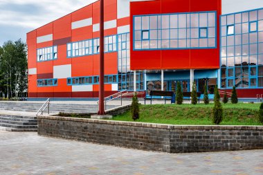 Yazın spor kompleksi cephesi.