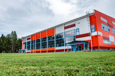 Yazın spor kompleksi cephesi.