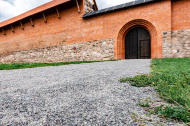 Kırmızı tuğlalardan kalenin tahta kapısı..