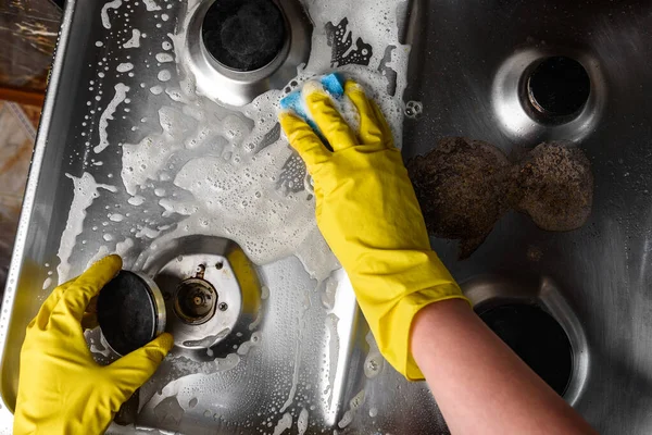 Hand Yellow Rubber Gloves Cleaning Kitchen Gas Stove — Stock Photo, Image
