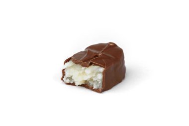 Beyaz arka planda hindistan cevizi dolgulu çikolata..