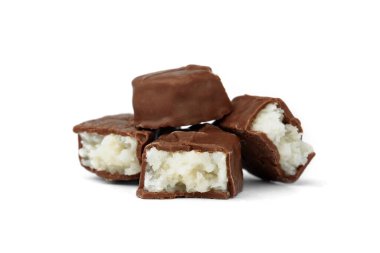 Beyaz arka planda hindistan cevizi dolgulu çikolata..