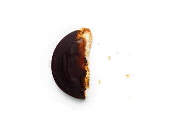 Çikolata kaplı bisküvi kurabiyesi ve beyaz arka planda portakal reçeli..