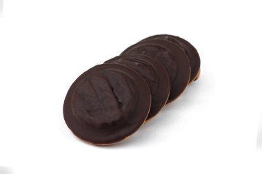 Beyaz arka planda turuncu reçelli çikolatalı bisküvi yığını..