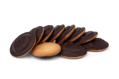 Beyaz arka planda turuncu reçelli çikolatalı bisküvi yığını..