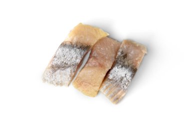 Yağda tuzlanmış ringa balığı, dilimlenmiş balık filetosu, beyaz arka planda izole edilmiş..