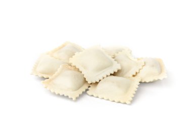 Beyaz arka planda çiğ etli börek izole edilmiş..