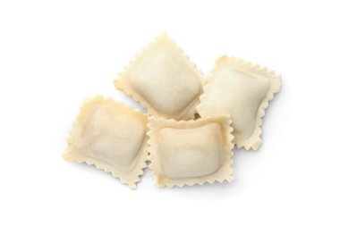 Beyaz arka planda çiğ etli börek izole edilmiş..