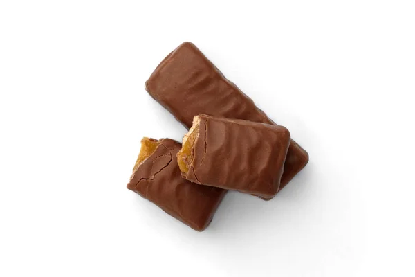 Bruten Chokladkaka Med Nougat Och Karamell Isolerad Vit Bakgrund — Stockfoto