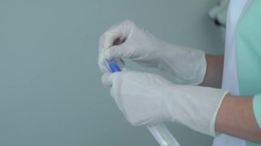 Laboratuvarda COVID 19 numuneleri test ediliyor.