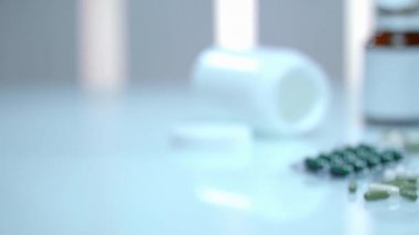 Doktor hasta için reçete yazar.