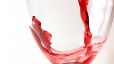 Beyaz arka planda, yakın plan bir şarap kadehi.