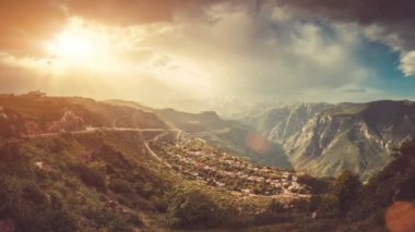 Güzel manzara, orman, dağlar.