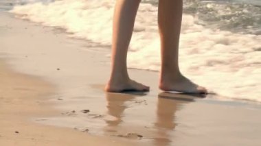 Kumsalda bikinili güzel bir kadın.