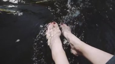 Kumsalda bikinili güzel bir kadın.