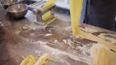 Masanın üzerinde farklı türde makarna var.