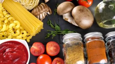 Masanın üzerinde farklı türde makarna var.