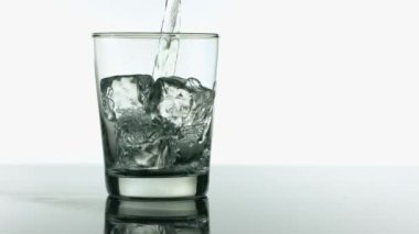 Suyun yavaş hareketi