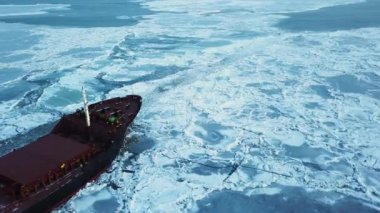 Geminin en üst manzarası denizde yelken açıyor.