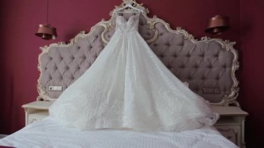 Gelinin buketinin arka planında yeni evliler.