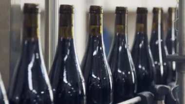 şarap üretimi, fabrikada şarap şişeleri