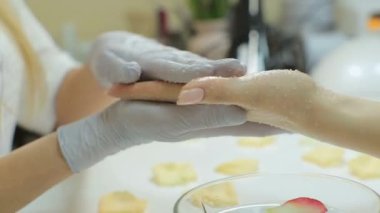 Genç bayan masaj yaptırıyor, yakın plan.