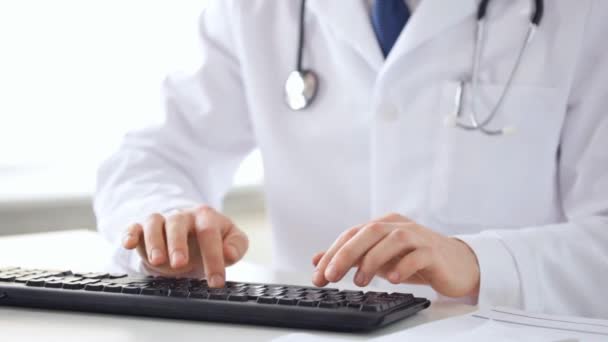 Doctor Writes Prescription Patient — 비디오
