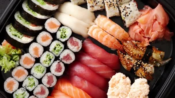 Uma Variedade Comida Asiática Vários Rolos Sushi Colocados Placas Cerâmica — Vídeo de Stock