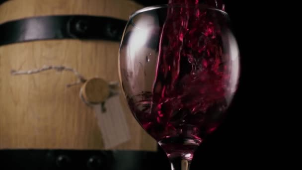 Bicchiere Vino Primo Piano Sullo Sfondo Una Botte Legno — Video Stock