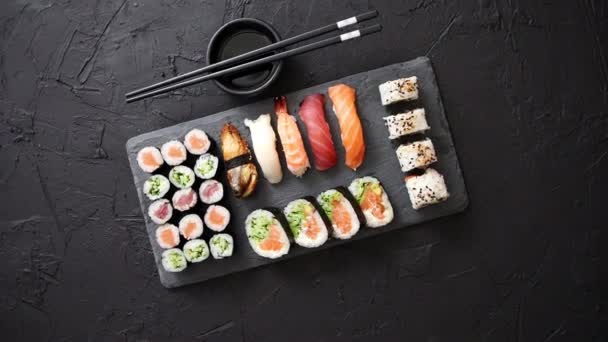 Aziatisch Voedselassortiment Verschillende Sushi Rollen Geplaatst Keramische Platen Stockvideo's