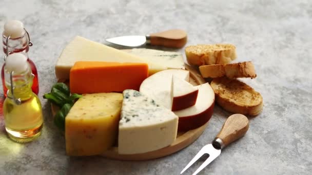 Masada Çeşitli Peynirler Var — Stok video