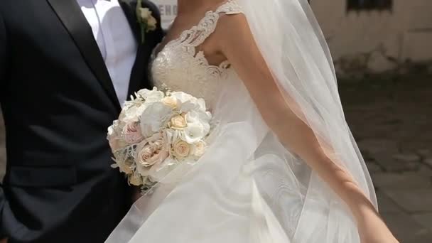 Friss Házasok Menyasszony Csokrának Hátterében — Stock videók