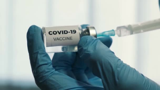 Coronavirus Vaccin Ampull Nära Händerna Läkare Videoklipp