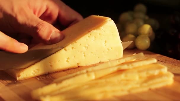 Γυναίκα Κόβει Τυρί Φέτες Κοντινό Πλάνο — Αρχείο Βίντεο
