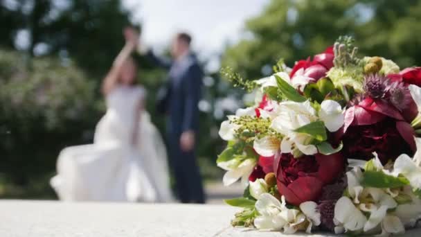 Recém Casados Fundo Buquê Noiva — Vídeo de Stock