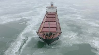 Geminin en üst manzarası denizde yelken açıyor.