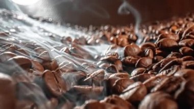 Yakın plan kavrulmuş kahve çekirdekleri.