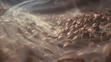 Yakın plan kavrulmuş kahve çekirdekleri.