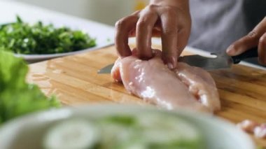 Şef yemek pişirmek için eti keser.