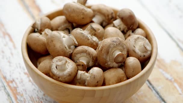 Champignons Frais Gros Plan Sur Une Assiette — Video