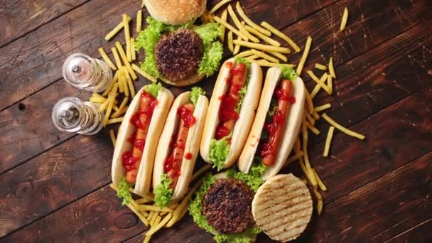 hot dog, hamburger, hranolky zblízka na stole