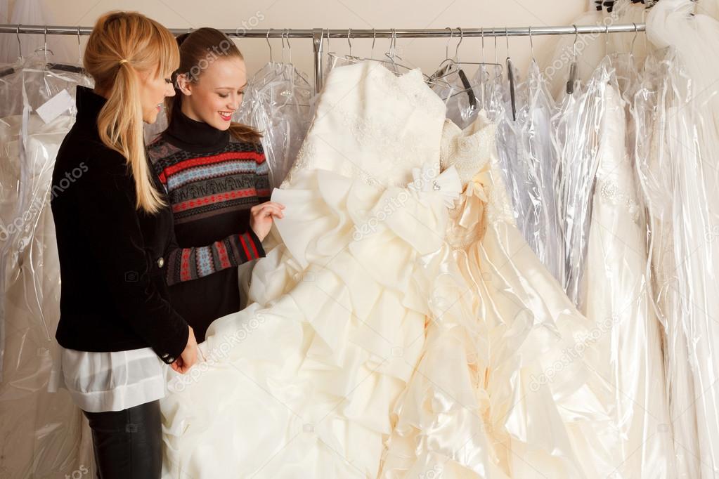 amigos que buscan vestidos de novia — foto de stock © furmananna