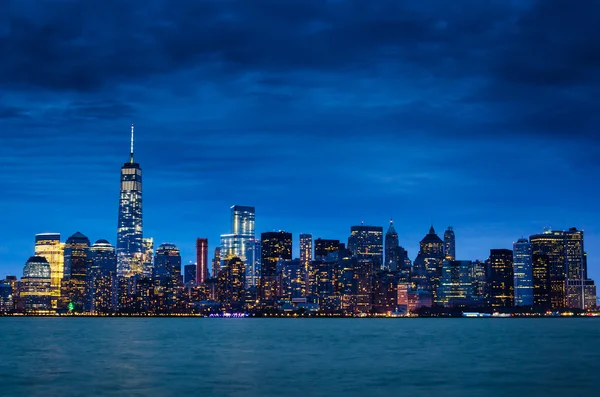 Nova Iorque Manhattan cidade skyline centro da cidade à noite — Fotografia de Stock