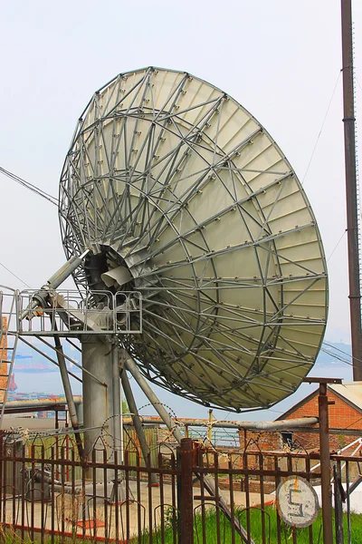 Prato de satélite grande — Fotografia de Stock