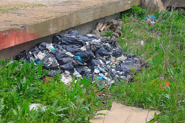 La gente contamina el medio ambiente — Foto de Stock