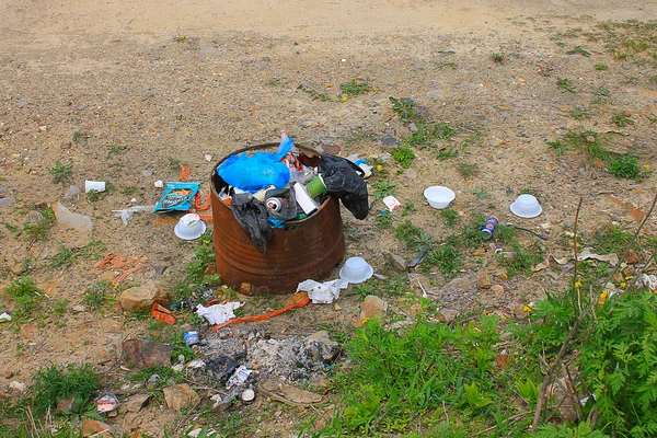 La gente contamina el medio ambiente — Foto de Stock