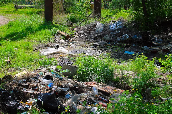 La gente contamina el medio ambiente — Foto de Stock