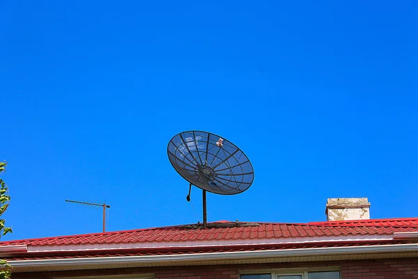 Prato de satélite grande — Fotografia de Stock