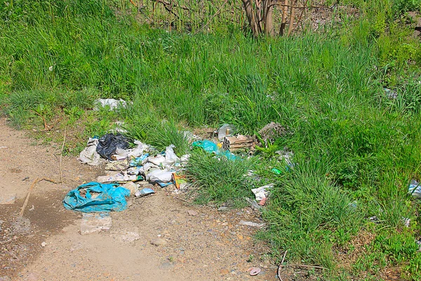 La gente contamina el medio ambiente — Foto de Stock