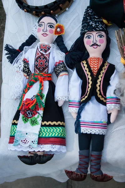 Casal de bonecas em roupas moldavas tradicionais — Fotografia de Stock